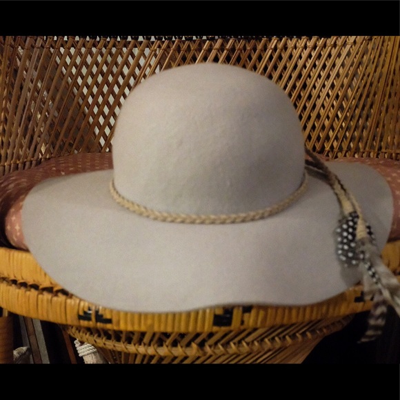 Boho wide-brimmed hat with hanging feathers - Picture 2 of 3